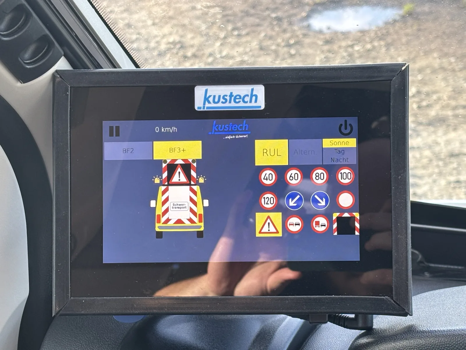 Kustech Touchscreen im Cockpit mit Auswahl der Verkehrszeichen für BF2 und BF3plus