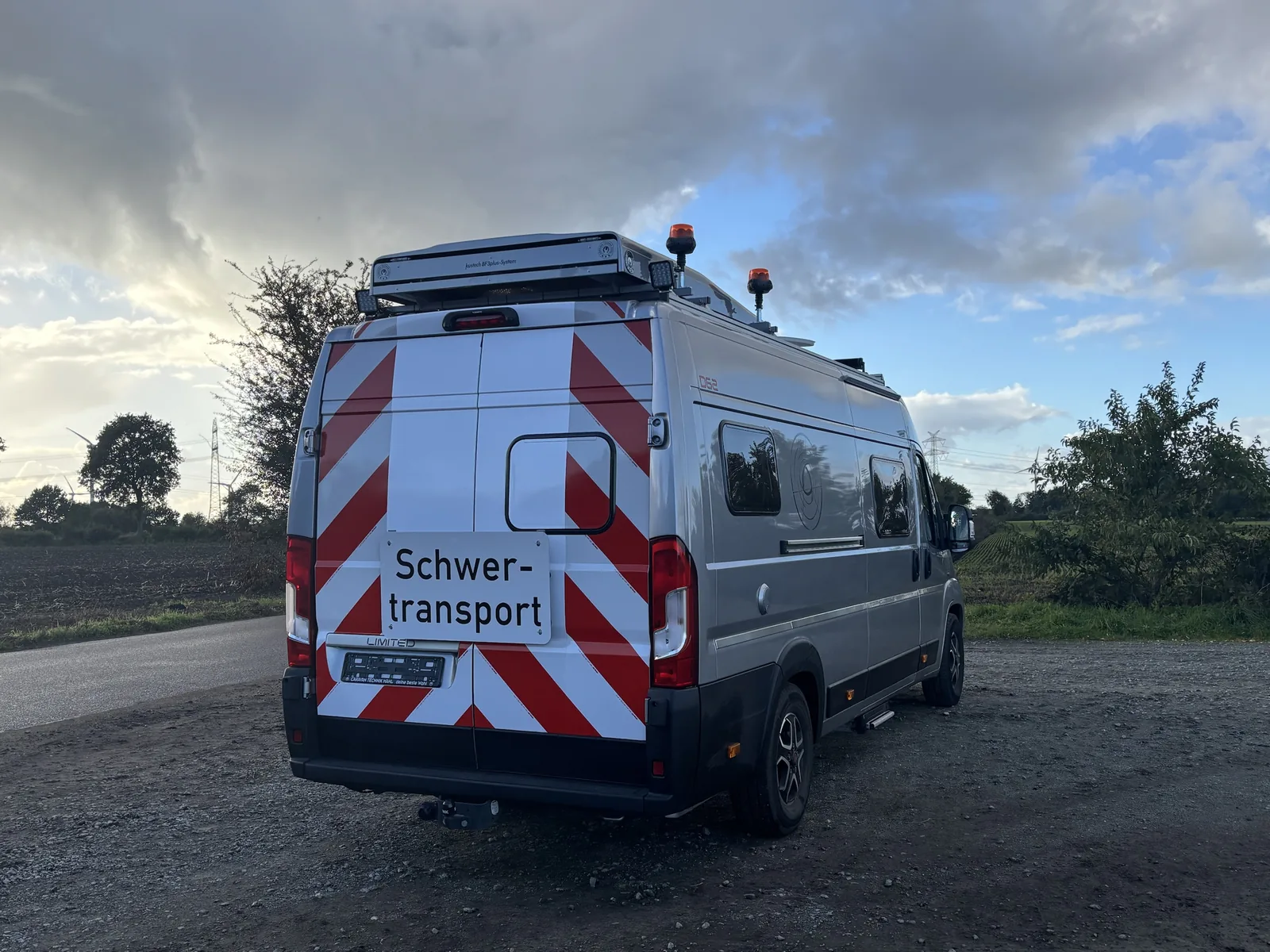 Dreamer D62 mit eingefahrener BF3plus-Anlage auf dem Dach, Heckansicht