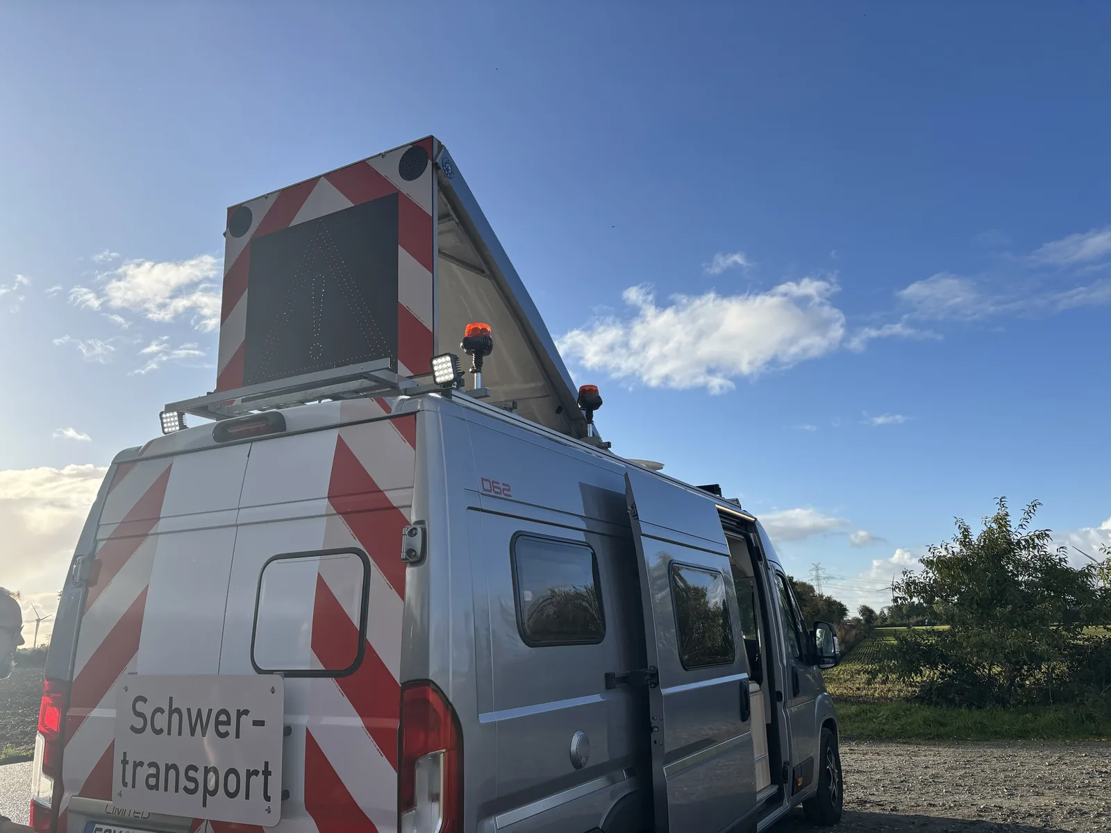 Dreamer D62 mit Kustech BF3plus-Anlage als Begleitfahrzeug für Schwertransporte, ausgebaut von Caravan Technik Mahl in Schuby