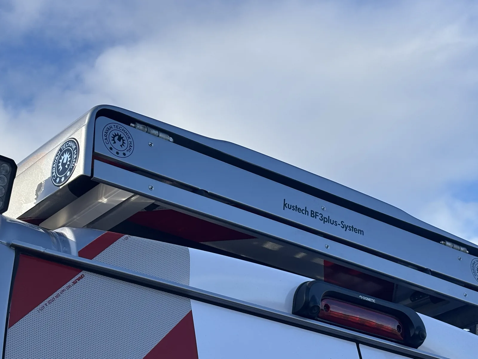 Nahaufnahme des Kustech BF3plus-Systems mit Aufkleber von Caravan Technik Mahl