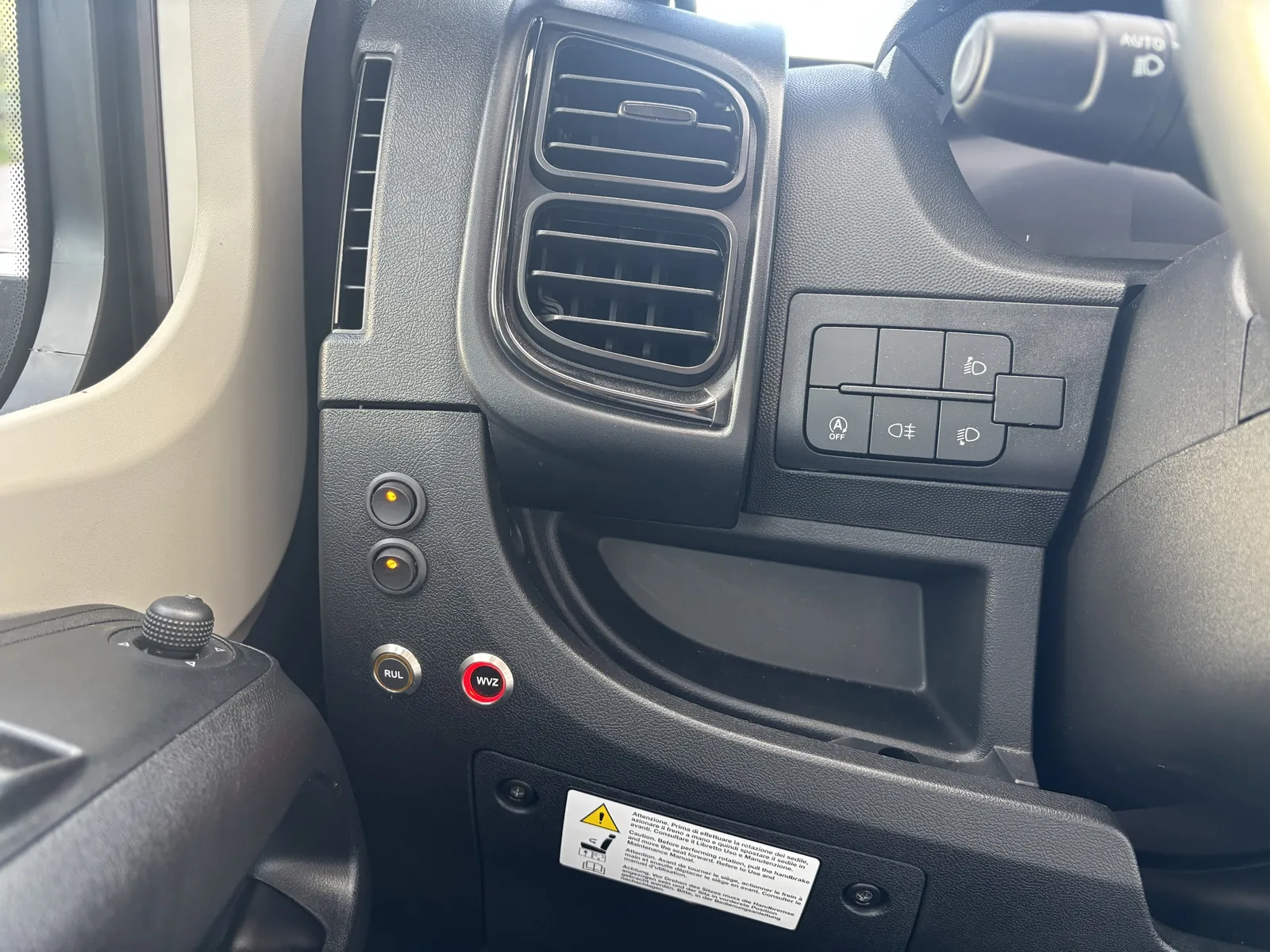 Schalter für Rundumleuchten und Wechselverkehrszeichenanlage im Cockpit