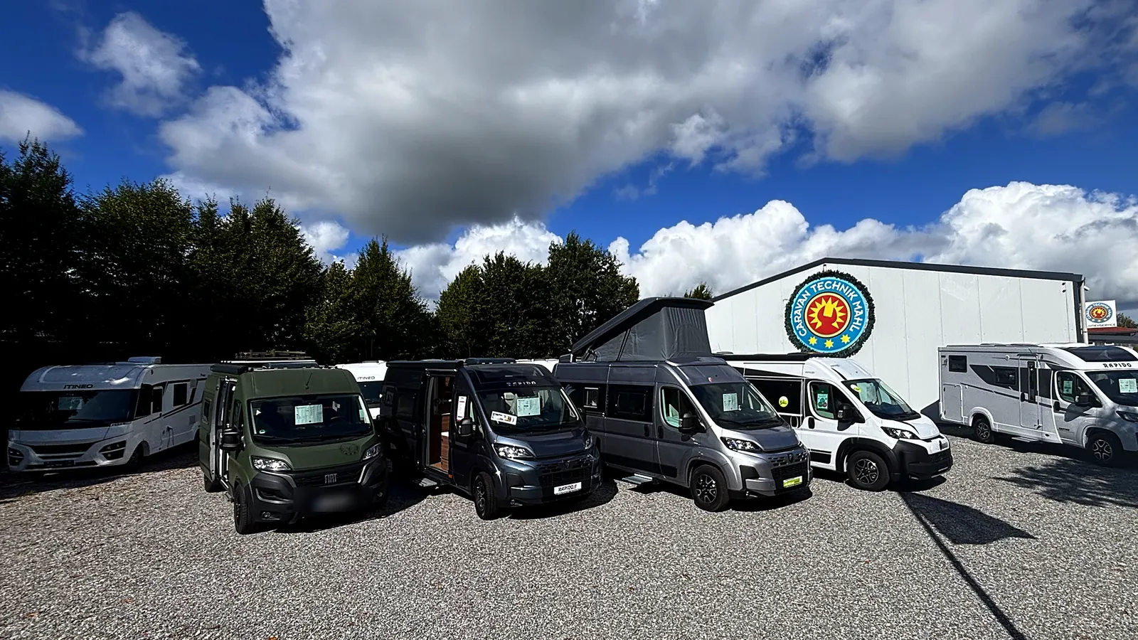 Campervans und Kastenwagen auf dem Hof von Caravan Technik Mahl in Schuby bei Schleswig