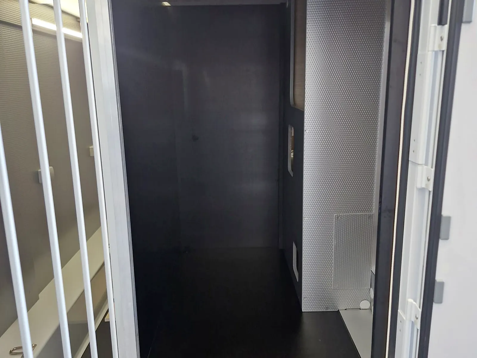 Maßgefertigte Hundebox in der Heckgarage – rutschfester Boden, Belüftung, Durchgang zum Wohnraum