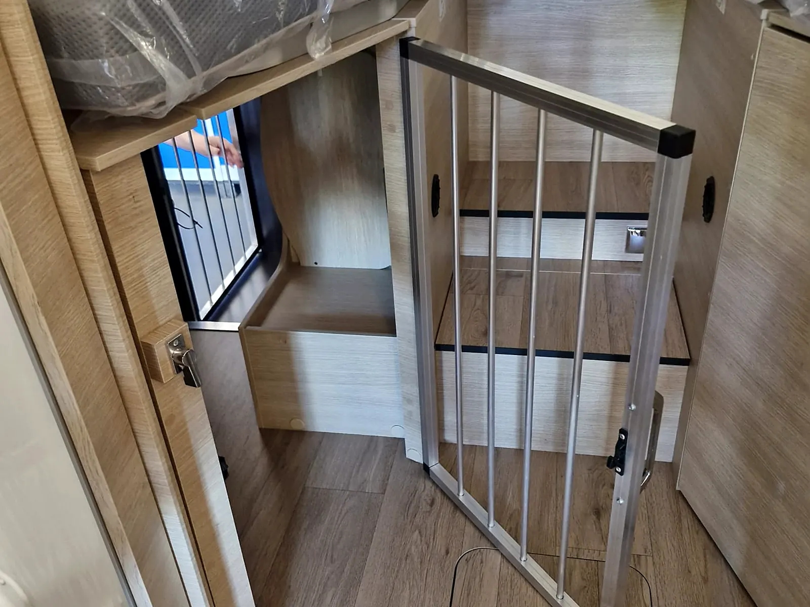 Hundeausbau von innen – zweite Gittertür zwischen Wohnraum und Hundebox unter dem Heckbett