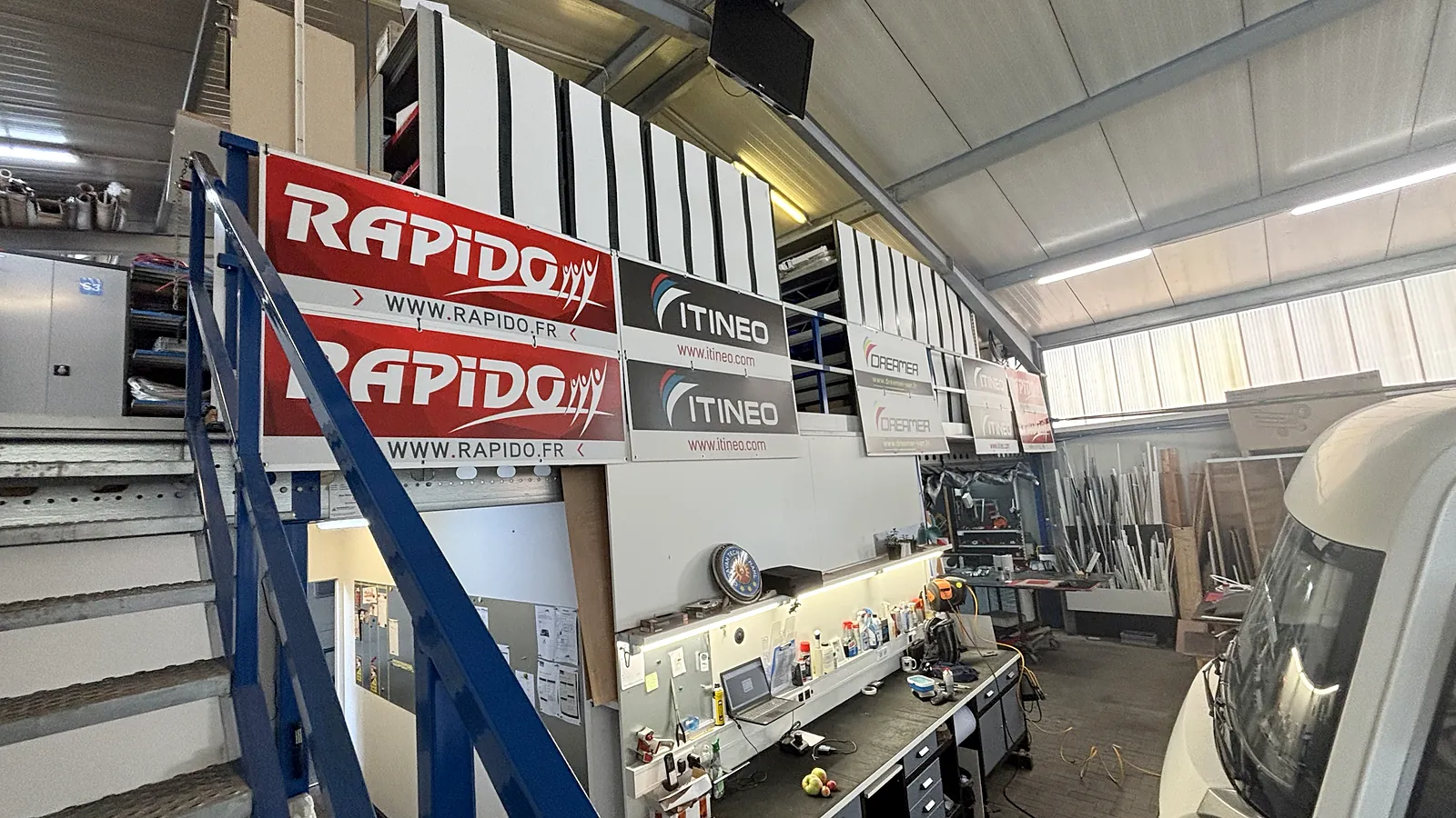 Kundenannahme in der Werkstatt von Caravan Technik Mahl mit Rapido-, Itineo- und Dreamer-Bannern
